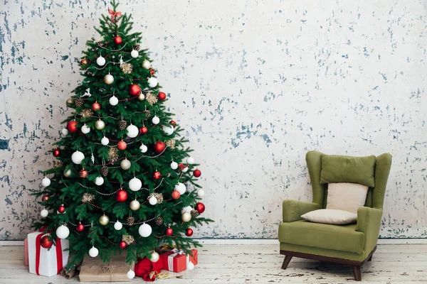 Pino árbol de Navidad con regalos año nuevo decoración interior —  Fotos de Stock
