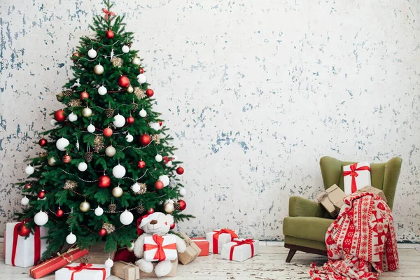 Pinho de árvore de Natal com presentes ano novo decoração de interiores — Fotografia de Stock
