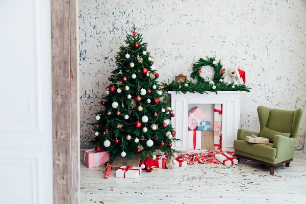 Pino árbol de Navidad con regalos año nuevo decoración interior —  Fotos de Stock