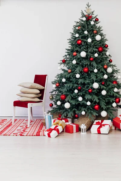 Año Nuevo Árbol de Navidad Interior con regalos caseros —  Fotos de Stock