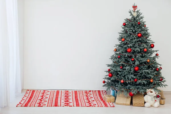 Árvore de Natal de véspera de ano novo com casa de decoração de presentes — Fotografia de Stock