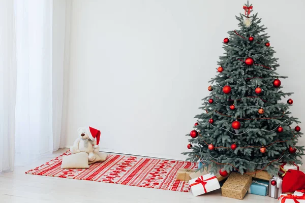 Árvore de Natal de véspera de ano novo com casa de decoração de presentes — Fotografia de Stock