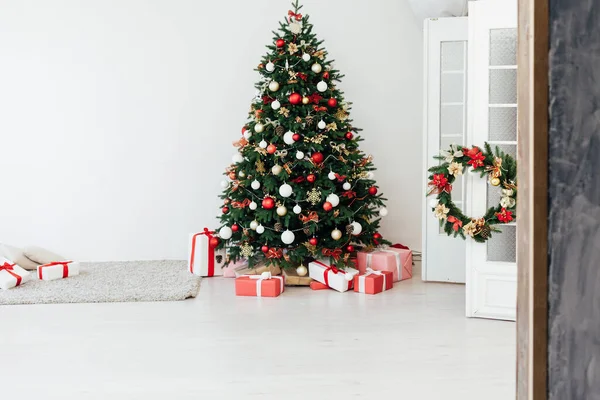 Árvore de Natal Interior de Ano Novo com Presentes Decoração Casa Cartão postal — Fotografia de Stock