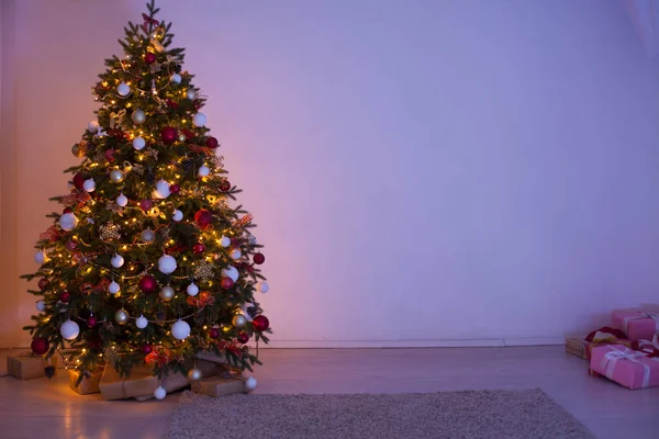 除夕之夜的彩灯装饰着圣诞树 — 图库照片