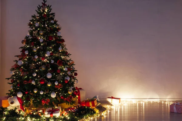 Свет гирлянды Рождественская елка ночью на Новый год — стоковое фото