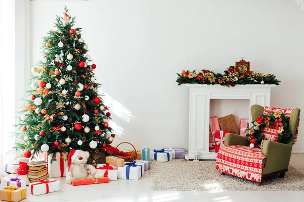 Oudejaarsavond kerstboom met geschenken Decor House — Stockfoto