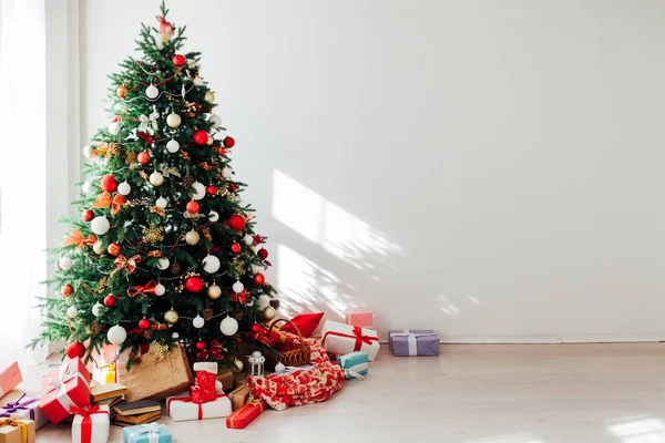 Árvore de Natal interior com presentes decoração casa ano novo — Fotografia de Stock