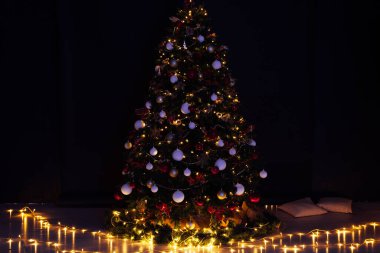 Noel ağacı çelengi ışıkları Yeni Yıl Arifesi hediyeleriyle