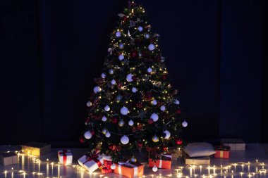 Noel ağacı çelengi ışıkları Yeni Yıl Arifesi hediyeleriyle