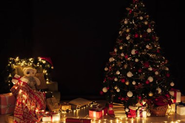 Noel ağacı çelengi ışıkları Yeni Yıl Arifesi hediyeleriyle