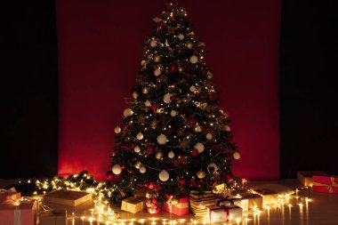 Noel ağacı çelengi ışıkları Yeni Yıl Arifesi hediyeleriyle