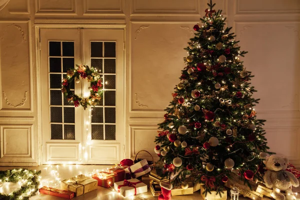 大晦日の贈り物とクリスマスツリーガーランドライト — ストック写真