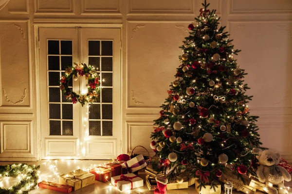 Guirlande de sapin de Noël lumières avec des cadeaux Nouvel An Image En Vente