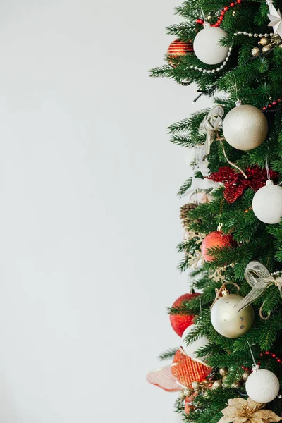 Nouvel An sapin de Noël avec cadeaux Maison de décoration 2021 2022 — Photo