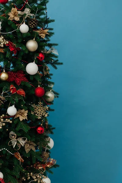 Capodanno Albero di Natale Interno con regali di arredamento da cartolina — Foto Stock