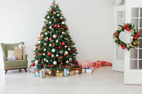 Yılbaşı Ağacı 'nın içinde Noel kartpostalı desenli hediyeler — Stok fotoğraf