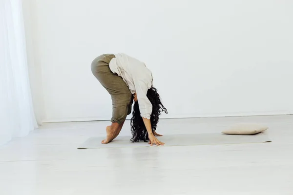 Mulher morena envolvida em ioga asana ginástica corpo flexibilidade — Fotografia de Stock