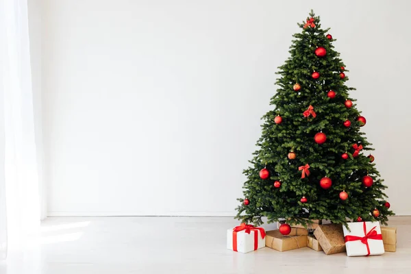 Kerst interieur kerstboom presenteert het nieuwe jaar als achtergrond — Stockfoto