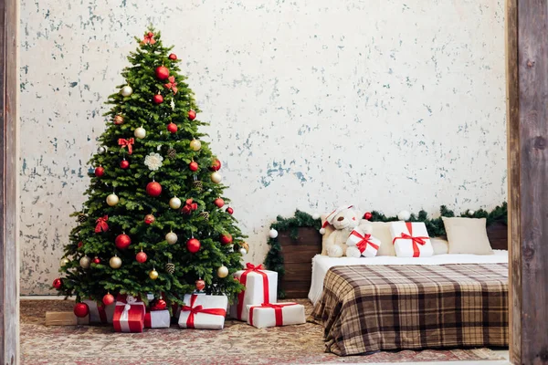 Χριστουγεννιάτικο υπνοδωμάτιο εσωτερικό με κρεβάτι Χριστουγεννιάτικο δέντρο παρουσιάζει το νέο έτος ως φόντο — Φωτογραφία Αρχείου