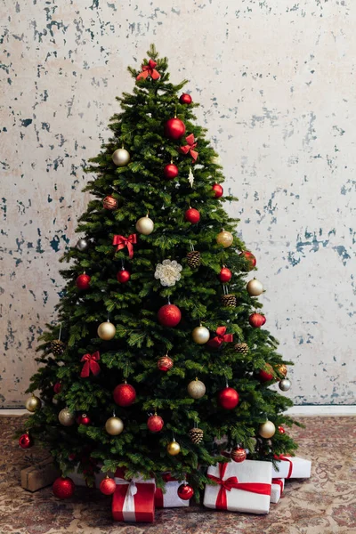 圣诞室内圣诞树以新年为背景 — 图库照片