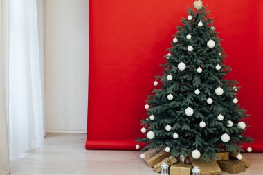 Noel ağacı hediye dekorasyonu ile süslenmiş toplar yeni yıl çelenkleri.