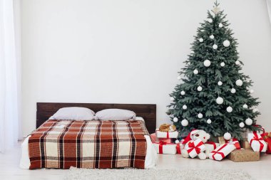 Noel ağacında hediyeler, yatak odasındaki çelenkler, yeni yıl arifesi.