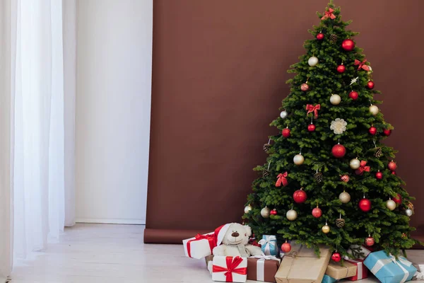 Hediye süslemeli Noel ağacı Yeni yıl çelenkleri