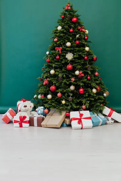 Новорічна ялинка з подарунковими прикрасами кулі гірлянди новорічний інтер'єр — стокове фото