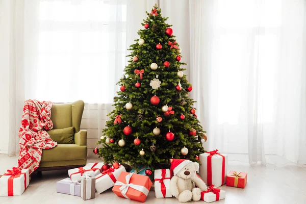 Albero di Natale pino con decorazione regalo palle decorazione ghirlande nuovo anno interno — Foto Stock