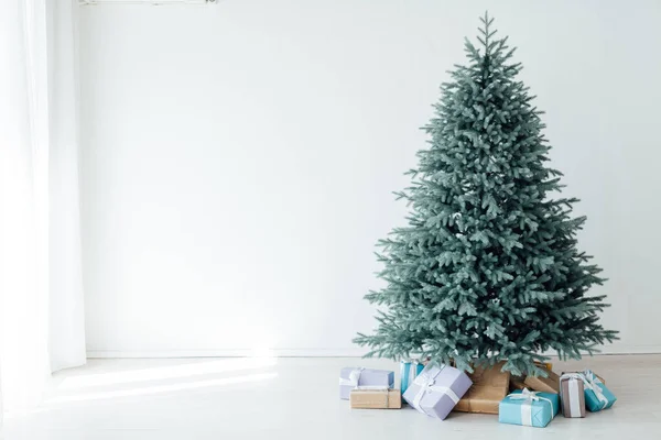 Pinho de árvore de Natal com decoração do presente bolas decoração guirlandas ano novo interior — Fotografia de Stock