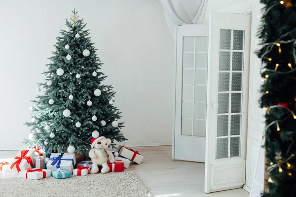 Karácsonyfa fenyő ajándék dekoráció dekoráció labdák koszorúk újév belső — Stock Fotó