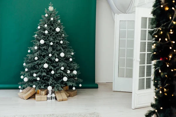 Sapin de Noël avec décoration cadeau boules guirlandes nouvel an intérieur — Photo