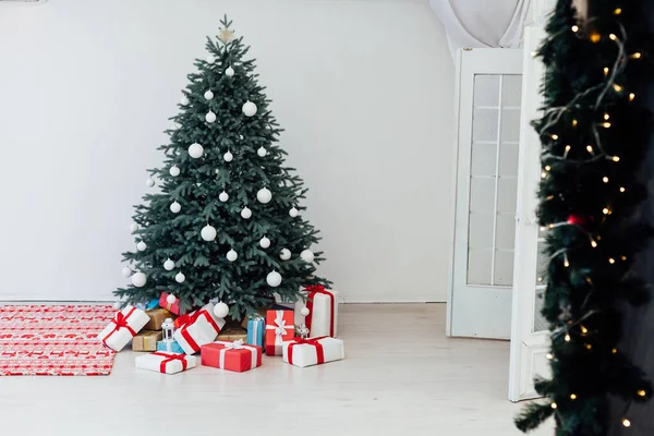 Árvore de Natal com decoração do presente bolas decoração guirlandas ano novo interior — Fotografia de Stock