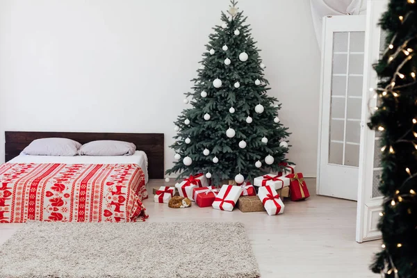 Weihnachtsbaum mit Geschenken im Schlafzimmer Bett Girlanden das neue Jahr Interieur — Stockfoto