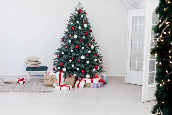 Julgran med gåva dekoration bollar kransar nytt år interiör — Stockfoto