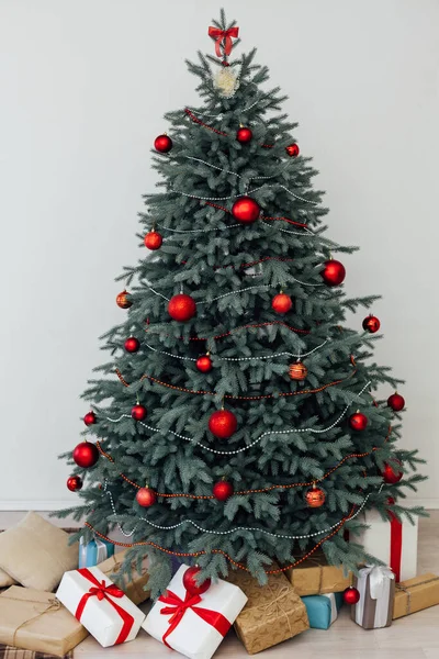 Árbol de Navidad de Año Nuevo con bolas de decoración de regalo guirnaldas interior —  Fotos de Stock