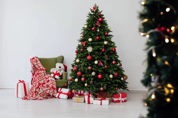 Vánoční interiér Vánoční strom představuje nový rok jako pozadí — Stock fotografie