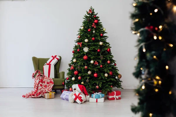 Árvore de Natal Interior apresenta o Ano Novo como pano de fundo — Fotografia de Stock