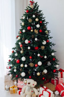 Noel ağacında hediyeler, dekorasyon, yeni yıl tatili.