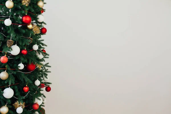 Arbre de Noël avec des cadeaux décor intérieur nouvelles vacances de l'année — Photo