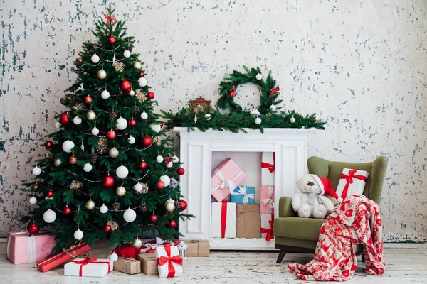 Árbol de Navidad con decoración de regalos vacaciones de año nuevo interior —  Fotos de Stock