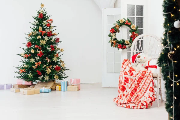 Karácsonyfa ajándékokkal belső dekoráció az új évre — Stock Fotó