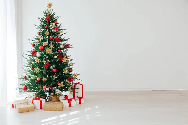 Karácsonyfa ajándékokkal belső dekoráció az új évre fehér háttér — Stock Fotó