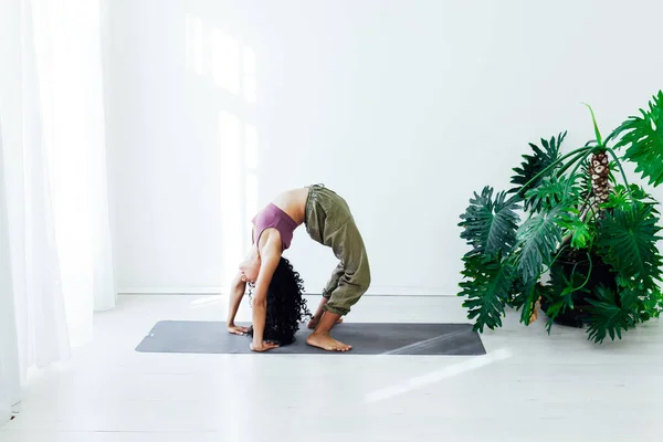 Schöne weibliche brünette Yoga Asana Stretching die Flexibilität des Körpers Fitness-Studio eins — Stockfoto