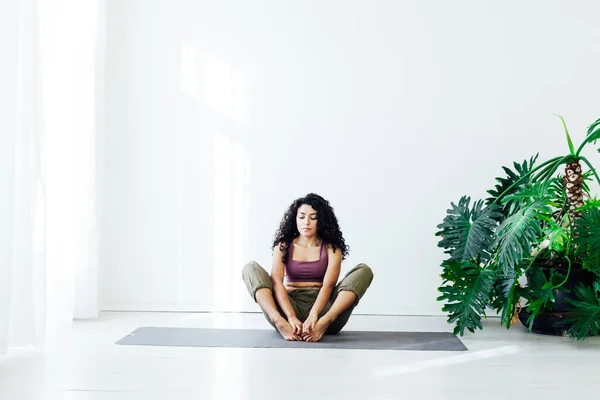 Schöne weibliche brünette Yoga Asana Stretching die Flexibilität des Körpers Fitness-Studio eins — Stockfoto