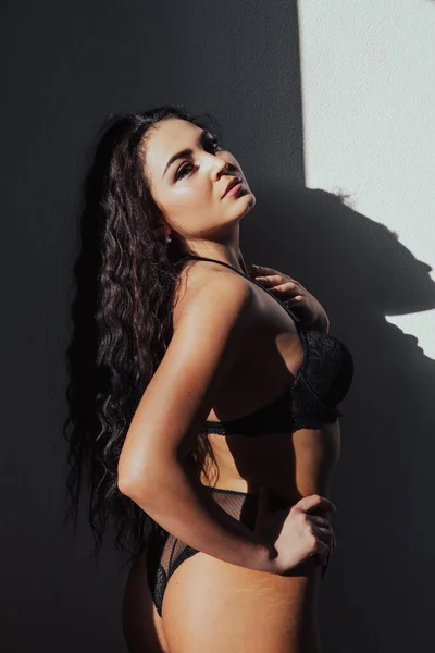 Linda mulher morena na moda em preto lingerie retrato — Fotografia de Stock