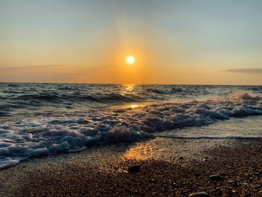 Deniz plajı ve gün batımı gökyüzü güzel manzara