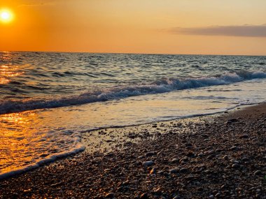 Deniz plajı ve gün batımı gökyüzü güzel manzara