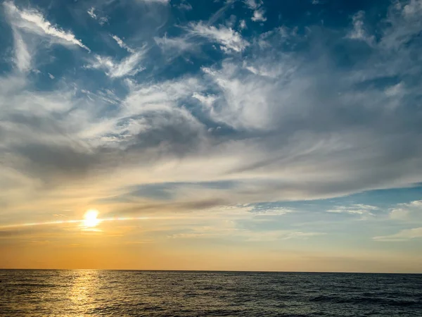 Mar playa y puesta del sol cielo hermoso paisaje — Foto de Stock