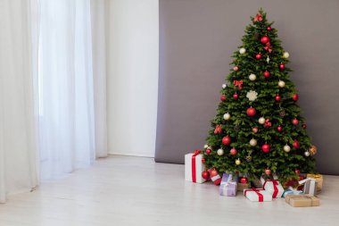Hediyelerle dolu güzel Noel ağacı Yeni yıl süsleriyle